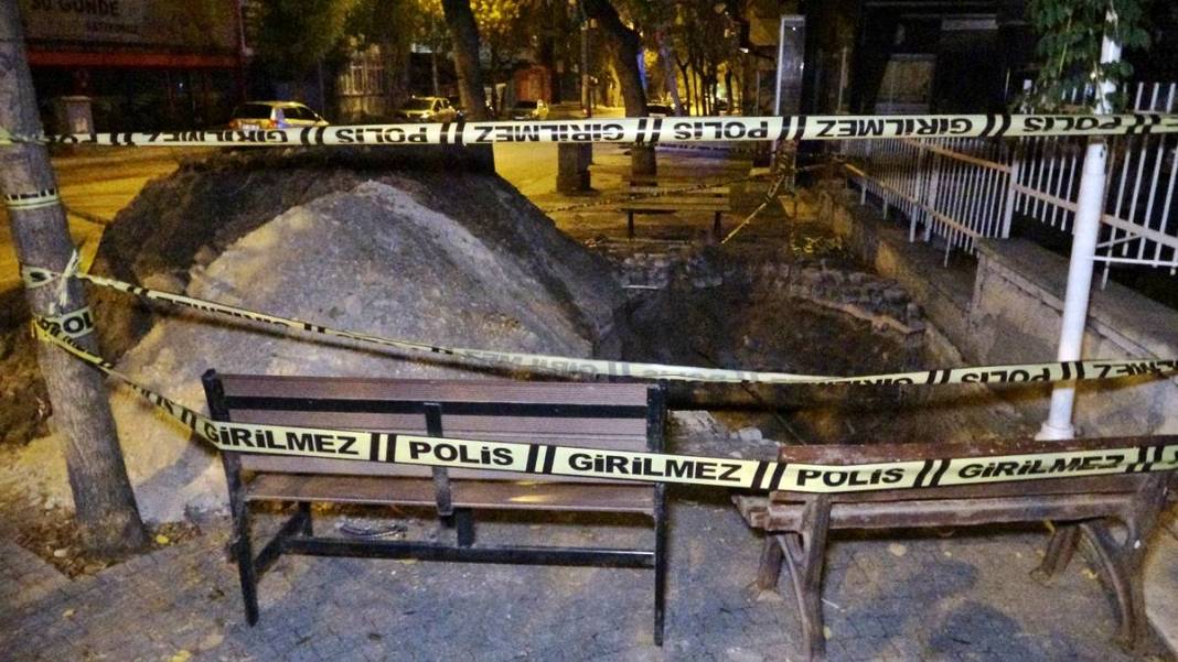 Görevli gibi giyinip sokağı kazdılar: Çıkanlar hayrete düşürdü! Borulara zarar verince gerçek ortaya çıktı 1